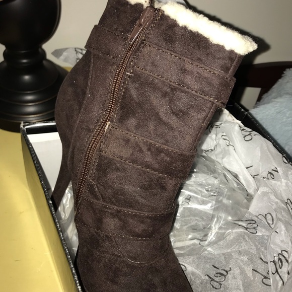 Deb Brown Boots - Picture 2 of 4